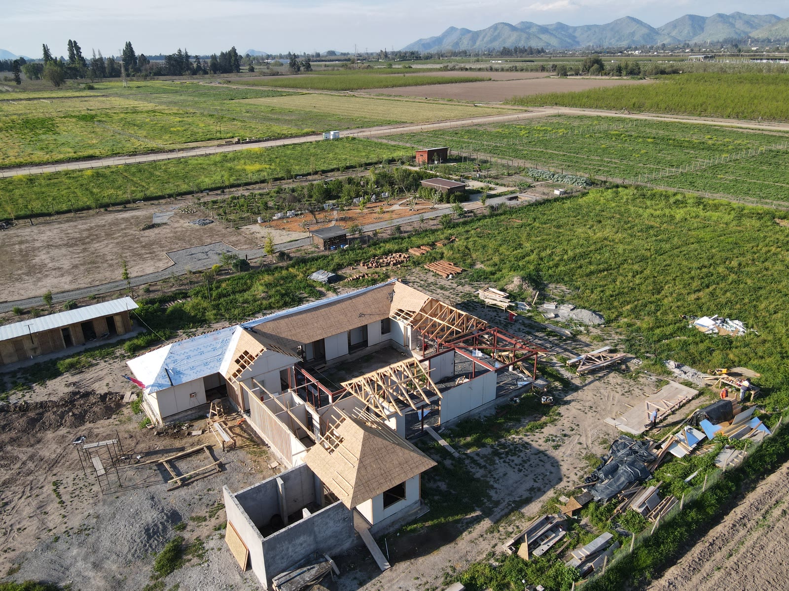 Casa en construcción con la cordillera de fondo, Fundo Santa Elisa