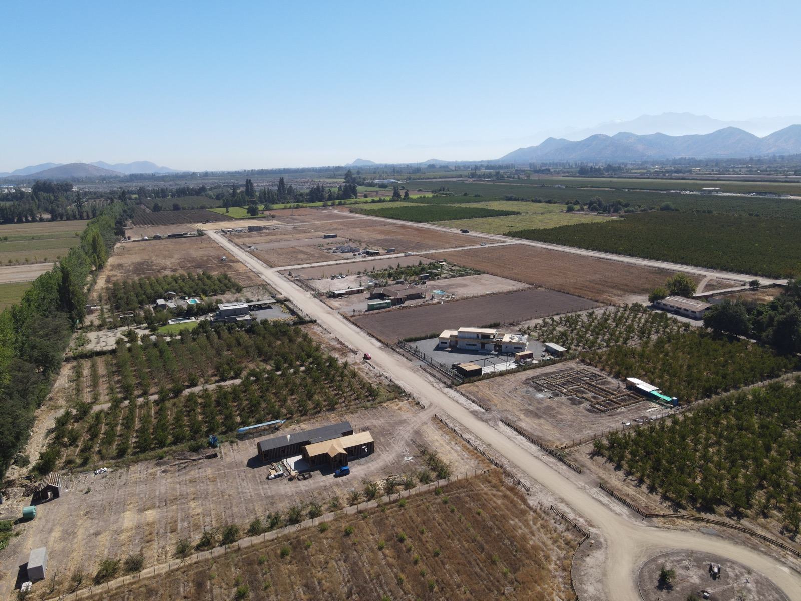 Vista aérea de la parcelación con el camino principal, las casas y la cordillera, Fundo Santa Elisa